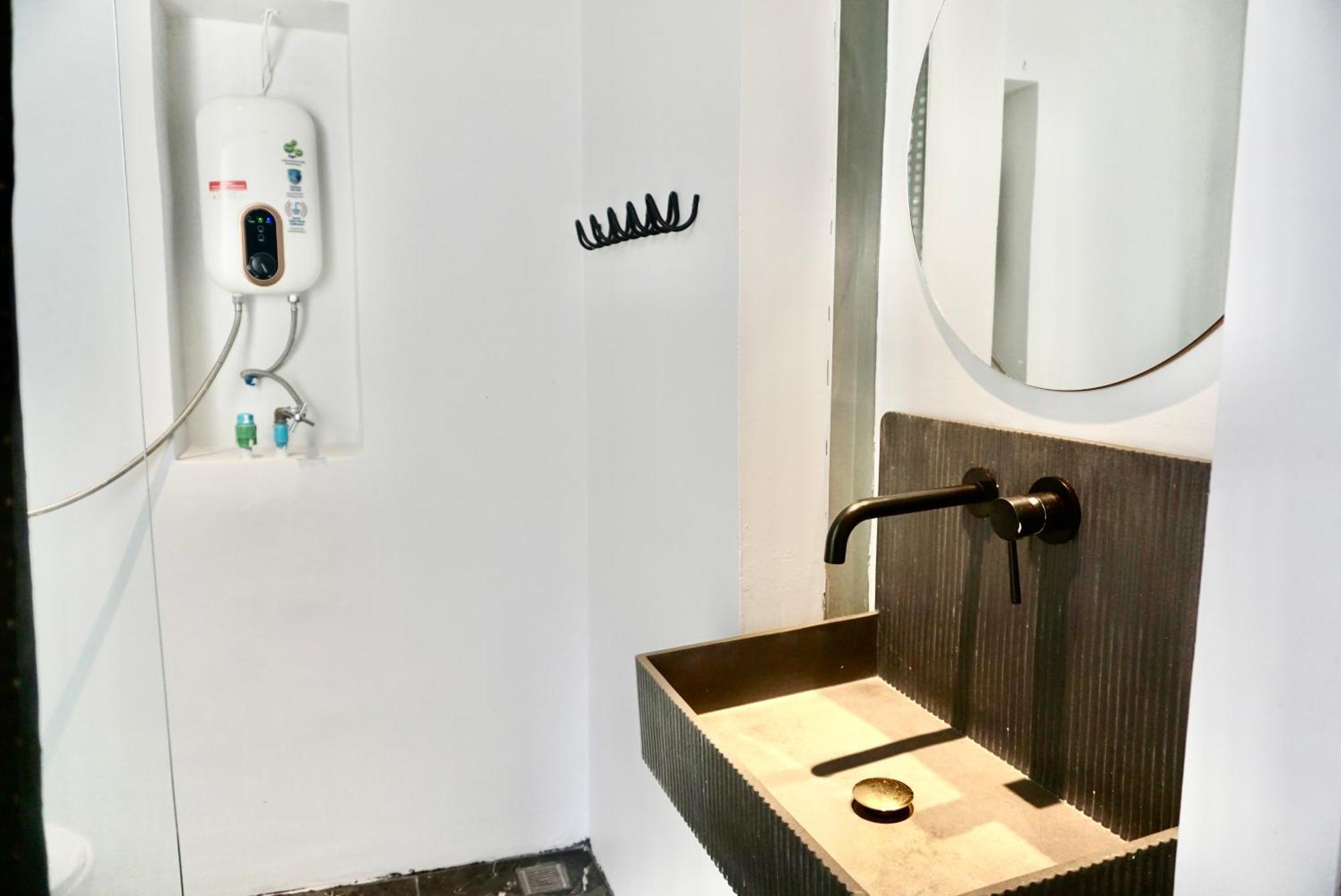 Silom Soi 3 Hash Apartment Hip And Funky With Rooftop View 방콕 외부 사진